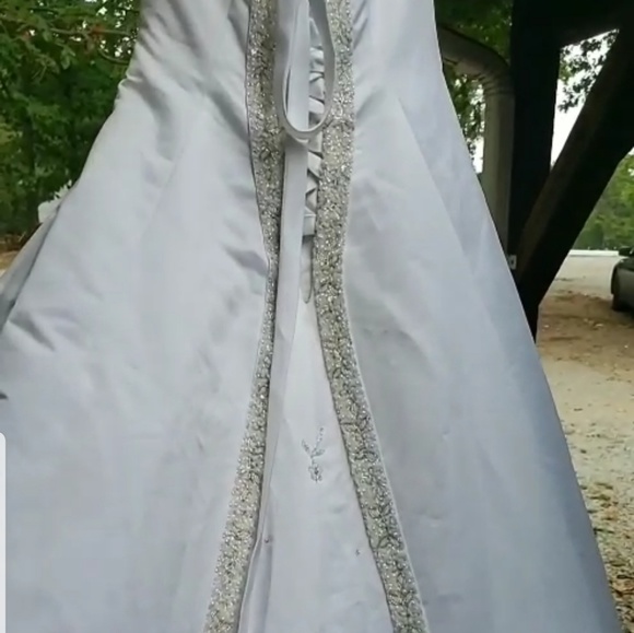 Wedding dress - Picture 1 of 4